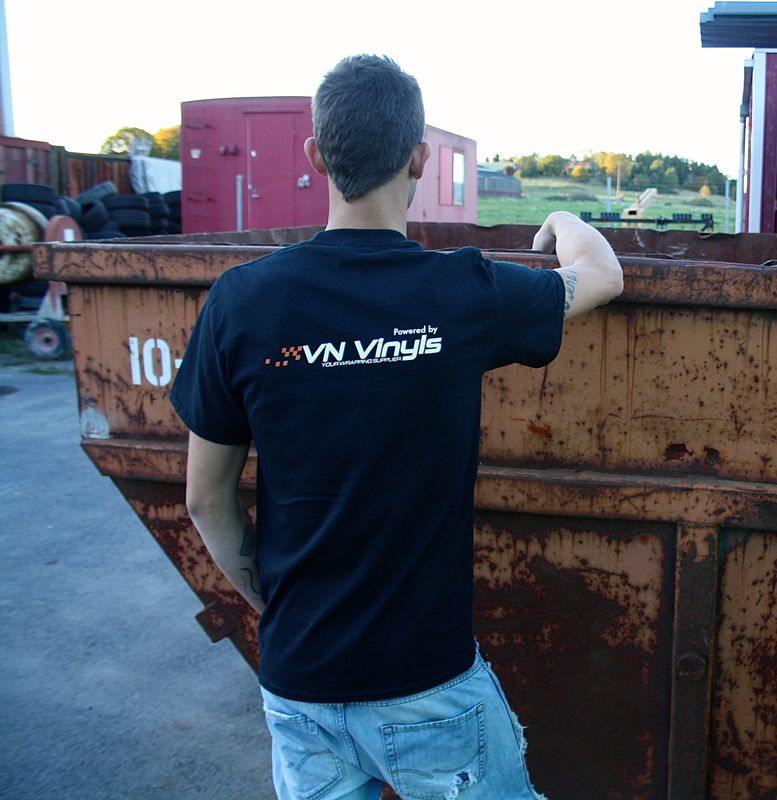 Powered by VN Vinyls, #LAYEDNOTSPRAYED T-Shirt Svart