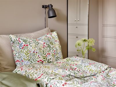 Bäddset med vackert småmönstrat blommotiv av 100% bomull, OEKO-tex-certifierat. Mönstret är skapat av en svensk designer