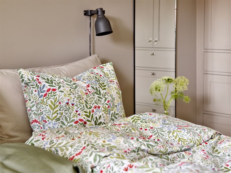 Bäddset med vackert småmönstrat blommotiv av 100% bomull, OEKO-tex-certifierat. Mönstret är skapat av en svensk designer