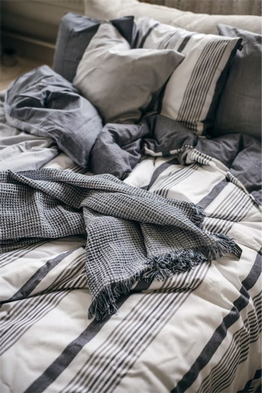 Marinblått påslakan och vit randig design som kan användas på båda sidor. Tillverkat av 100% ekologisk bomull med minimal miljöpåverkan.