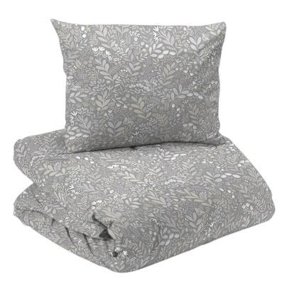Bäddset med vackert småmönstrat blommotiv av 100% bomull, OEKO-tex-certifierat. Mönstret är skapat av en svensk designer