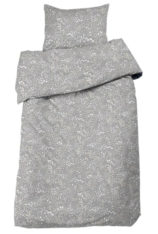 Bäddset med vackert småmönstrat blommotiv av 100% bomull, OEKO-tex-certifierat. Mönstret är skapat av en svensk designer