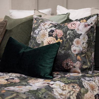 Blommigt påslakanset i mjuk bomull. Med måtten påslakan 220X210cm, örngott 2x50X60cm.