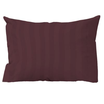 Randigt örngott i skön bomull satin i färgen vinröd. Med måtten 50X60cm.