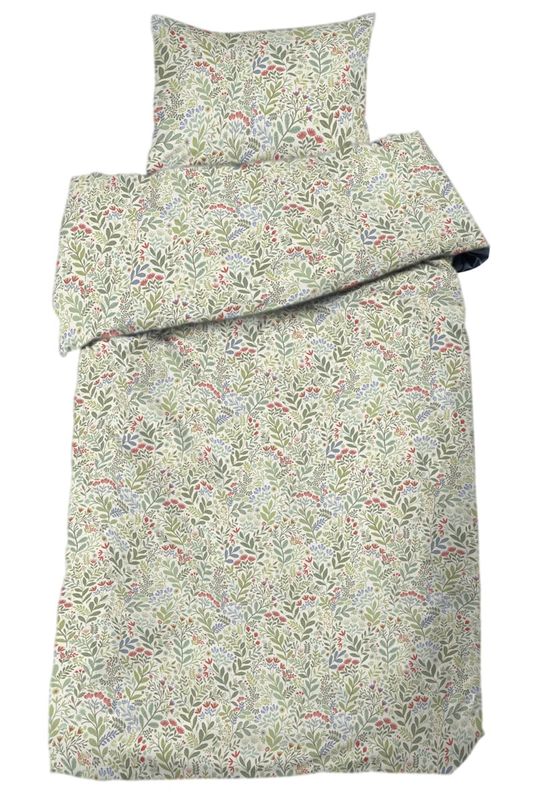 Bäddset med vackert småmönstrat blommotiv av 100% bomull, OEKO-tex-certifierat. Mönstret är skapat av en svensk designer