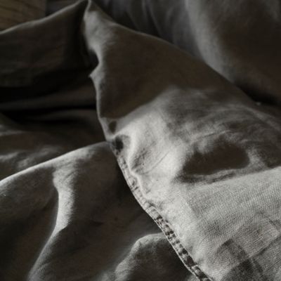Fantastiskt bäddset i en tvättad linnekvalitet med dubbelstickade kantsömmar i 100% Linne till dubbelsäng, påslakan 220X210cm, 2st örngott 50X60cm.