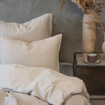Bäddset med en krinklad framsida och slät baksida som ger en sval och skön känsla. 100% Bomull percale. Närbild