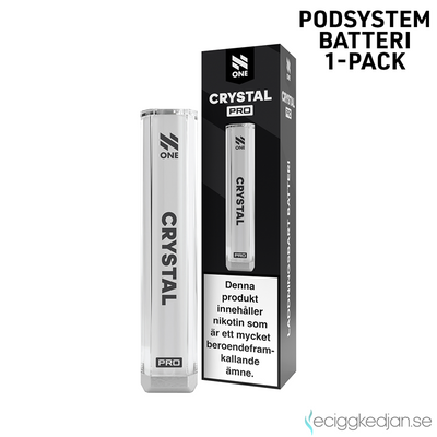 På bilden syns en enhet med batteri och en låda. Batteriet är vitt och på det står det N one crystal pro. På lådan står det n one crystal pro laddningsbart batteri