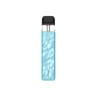 Vaporesso XROS 5 MINI i färgen Flowing Blue – kompakt e-cigarett med transparent pod och mönstrad design i blåa toner