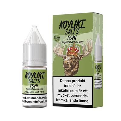 På bilden syns en flaska och låda. Lådan har ett motiv utav en älg på sig. Båda flaska och låda är grön. På båda flaska och låda står det Koyuki salts tomi dragon fruit aloe vera guava 14mg 50/50