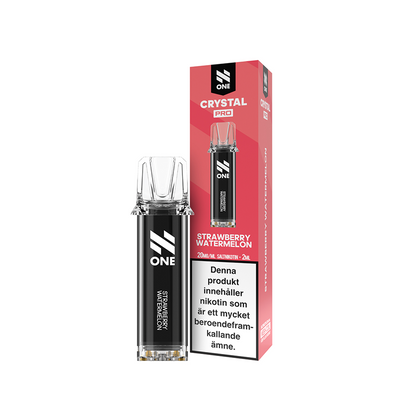 På bilden syns en pod och en låda. Podden är svart och på den står det n one strawberry watermelon. Lådan är röd och på den står det n one crystal pro strawberry watermelon 20mg/ml saltnikotin 2ml
