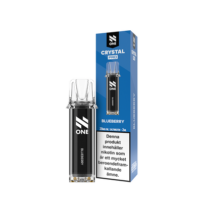 På bilden syns en pod och en låda. Podden är svart och på den står det n one blueberry. Lådan är blå och på den står det n one crystal pro blueberry 20mg/ml saltnikotin 2ml