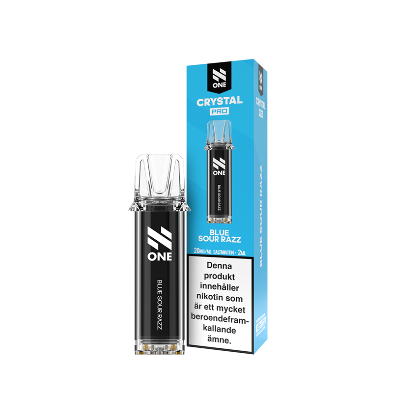 På bilden syns en pod och en låda. Podden är svart och på den står det n one blue sour razz. Lådan är blå och på den står det n one crystal pro blue sour razz 20mg/ml saltnikotin 2ml