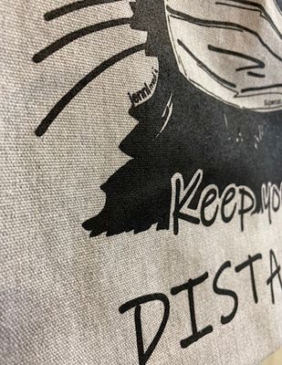 Tygväska Keep your Distance ljusgrå