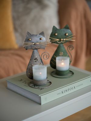 Ljuslykta katt i hamrad plåt