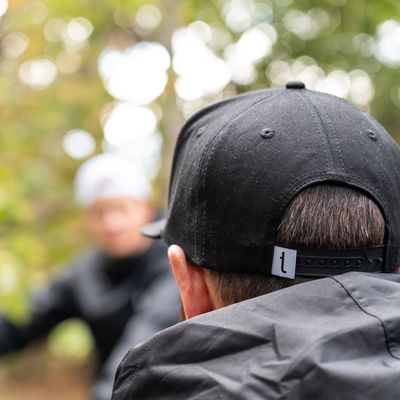 Snapback keps - Svart logo