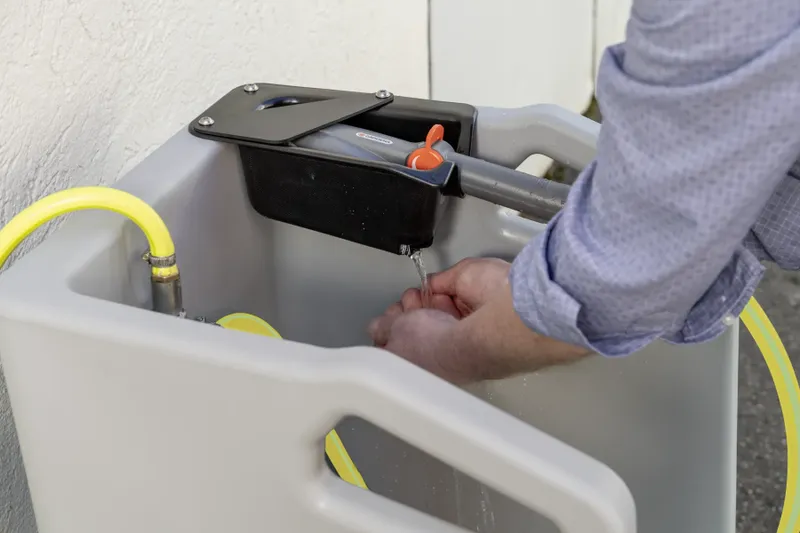 CEMO Stöveltvätt Premium – Automatisk Stöveltvättstation med 4 Borstar och Handtvättfunktion, 53 × 49 × 88 cm