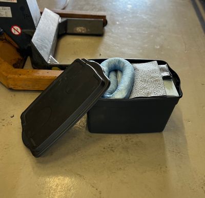 Oil Only Spillkit Box, Lock med spännlås, 50L