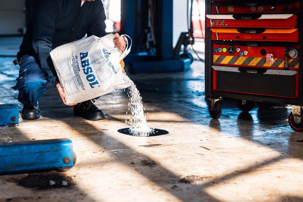 Oil Only vs Universal – när ska du använda vilken absorbent?