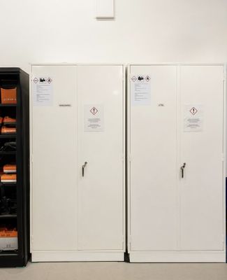 JiWa - Brandisolerat Batteriskåp BAT – Laddskåp för Litium- och Litiumjonbatterier med Brandvarnare och Ventilation, 3 storlekar