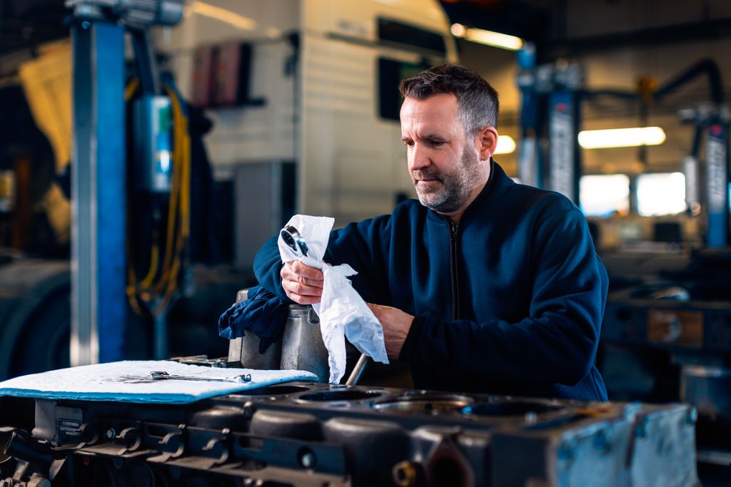 Så väljer du rätt absorbent för din verkstad – en snabbguide