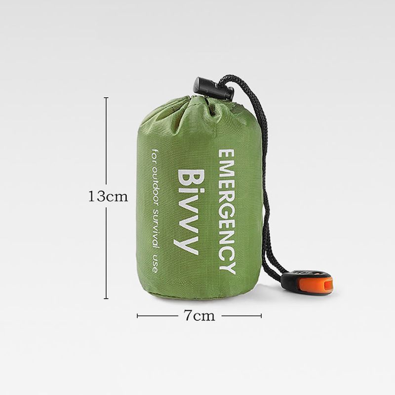 Grön Emergency Bivvy nödfilt sovsäck i kompakt förvaringspåse med mått 13 x 7 cm.