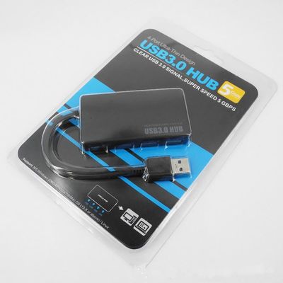 Närbild på USB 3.0 hub med en port för USB 3.0 och tre portar för USB 2.0.