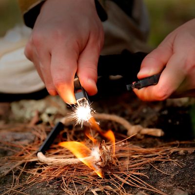 Paracord överlevnadsarmband med kompass, tändstål och visselpipa