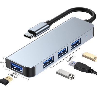 Närbild på 4-i-1 USB-C hub med flera USB 3.0-portar och tillbehör.