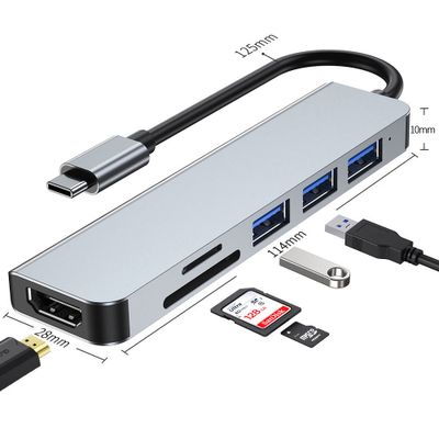 USB-C adapter med tydliga mått och flera portar för olika anslutningsmöjligheter.