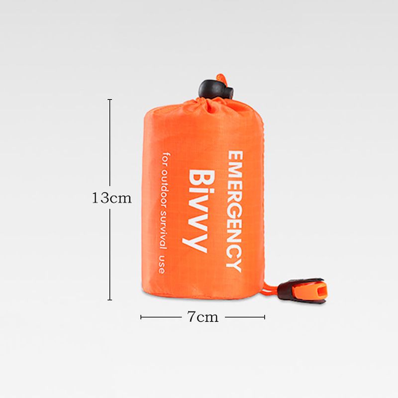 Orange Emergency Bivvy sovsäck i hopvikt format för enkel förvaring i nödpaket.