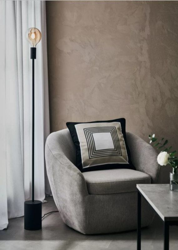 Capital golvlampa svart