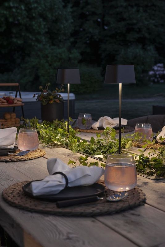 Capri bordslampa USB svart