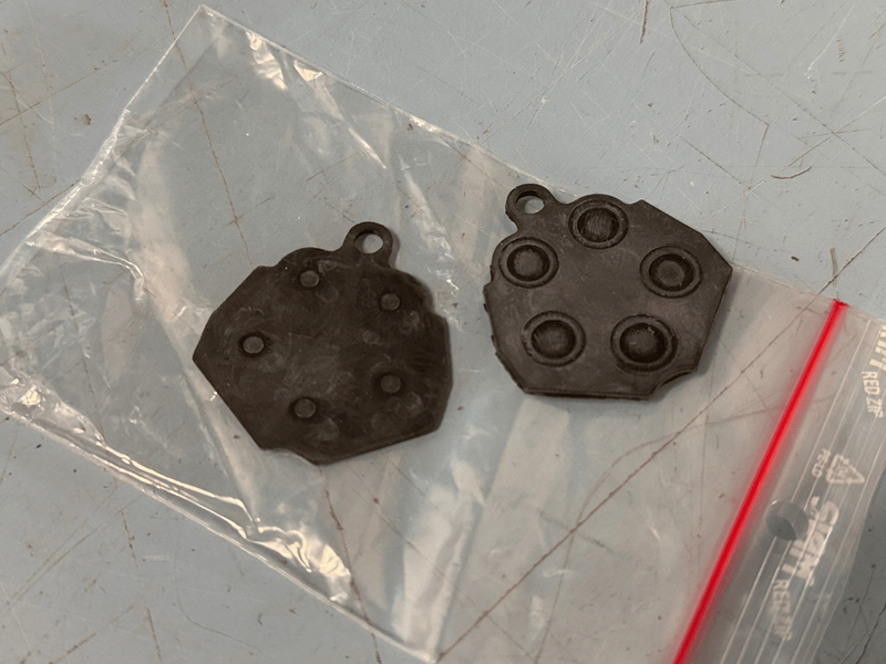 Gummiplatta under knappar på lågtrycksservo