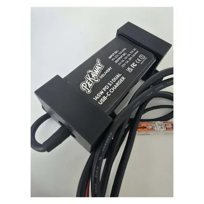 Närbild på PEKAWAY USB-C-laddare med dubbla uttag