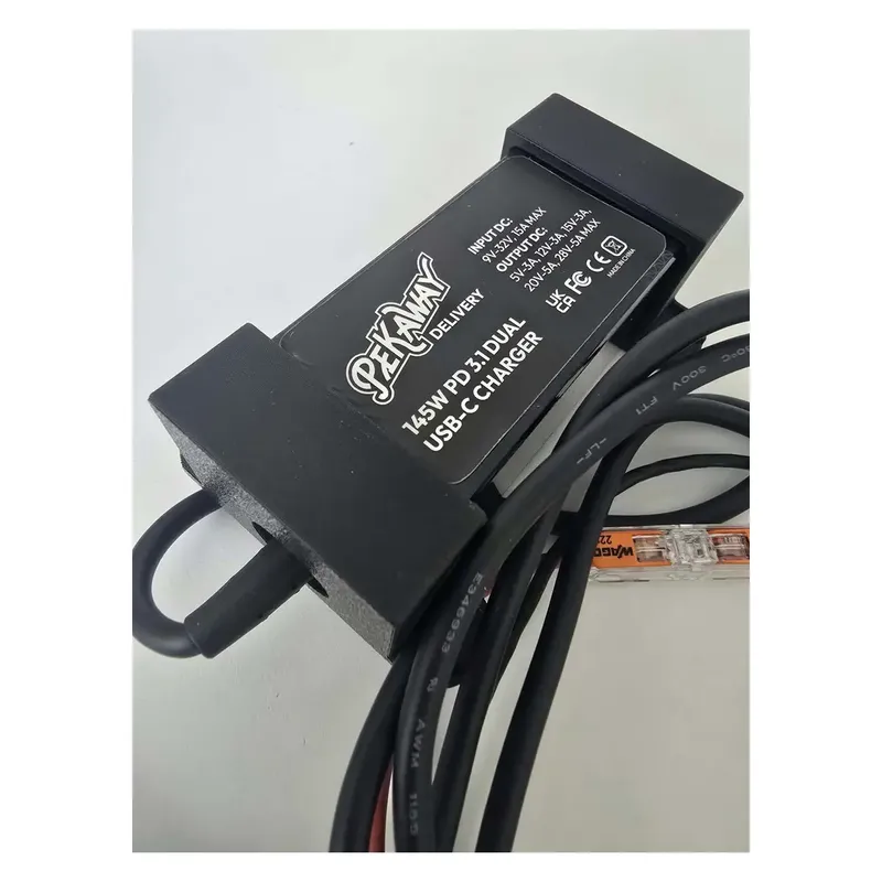 Närbild på PEKAWAY USB-C-laddare med dubbla uttag
