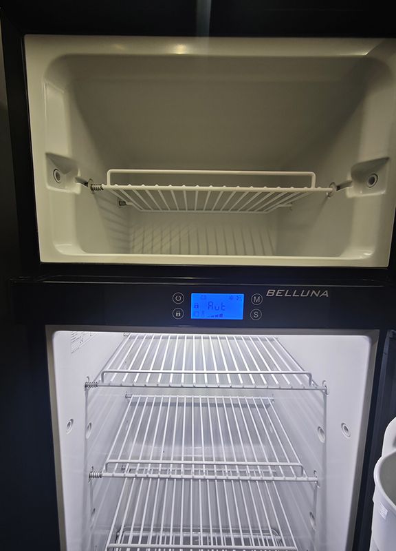 140 L kompressorkylskåp med frysfack och växlingsbart dörrhängsel – 12/24 V
