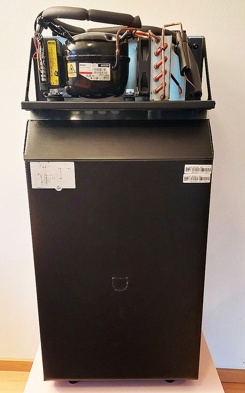 Kompakt 90-liters kylskåp med frysfack – 96 × 41,8 × 48 cm