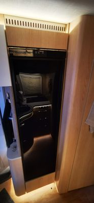 Kylskåp med frys – 150L – Perfekt för husbil & båt (149×41×56 cm)