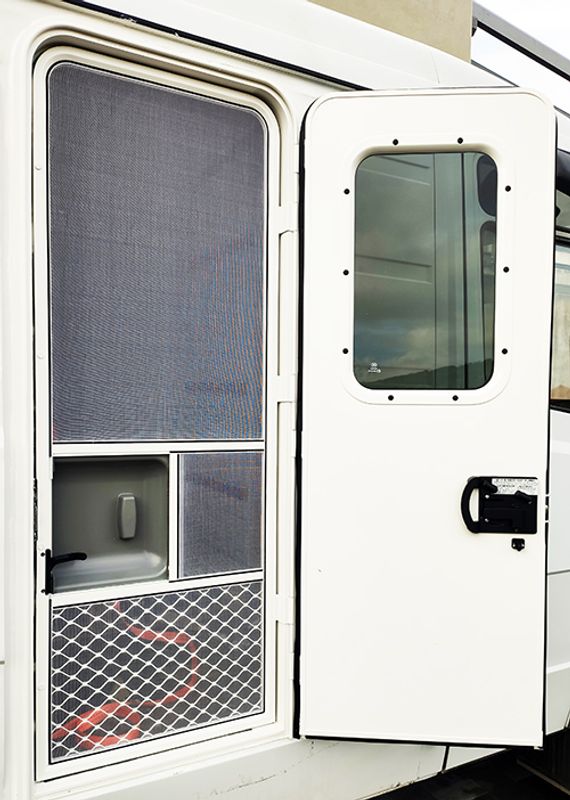 Dörr för husvagn/ husbil - 620x1600 mm | M1-lås & E1-fönster |