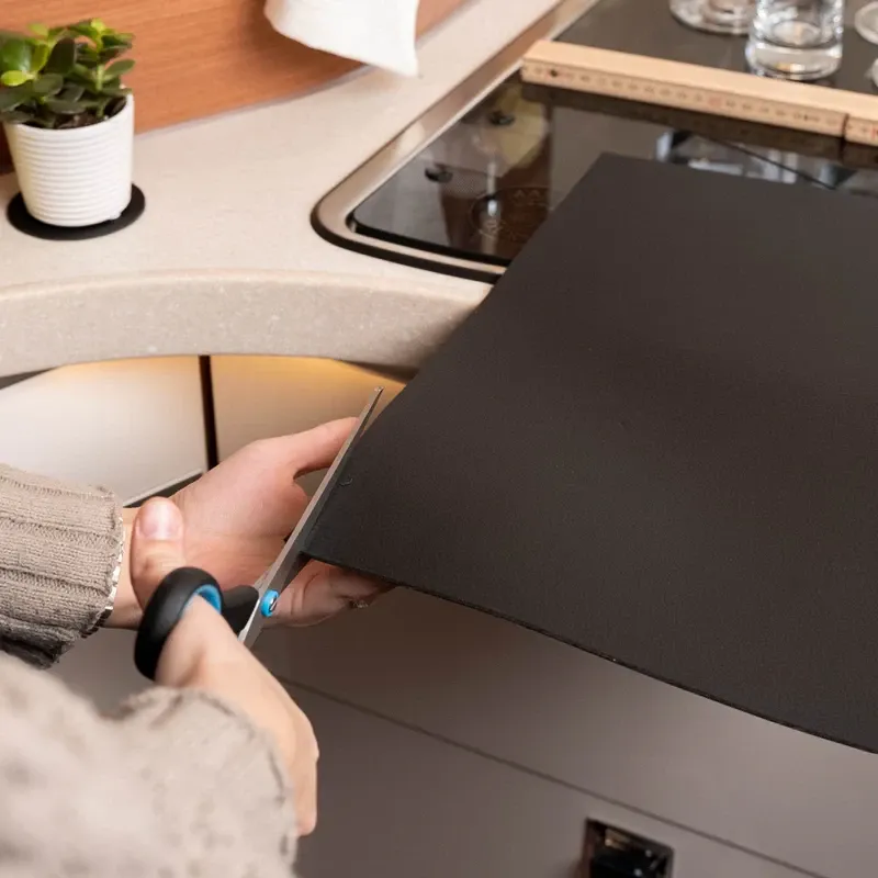Magnetiska porslinsmatskålar inklusive matta