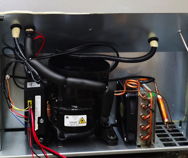 140 L kompressorkylskåp med frysfack och växlingsbart dörrhängsel – 12/24 V