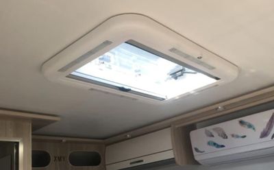 Dubbelt glasat takfönster med belysning, insektsnät och mörkläggning
