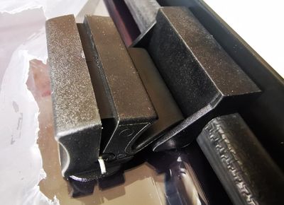 Tonat skjutfönster – dubbelglas, slät yta, 3‑ramstruktur