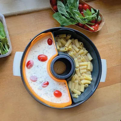 RoadSilicone Half & Half med nudlar och sås i RoadBaker