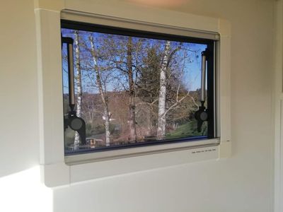 Tonat Öppningsbart Fönster för Välvda Fordon (700x400 mm) |Dubbla Väggar