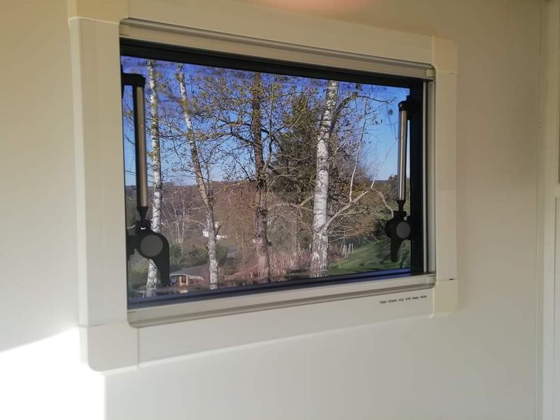 Tonat Öppningsbart Fönster för Välvda Fordon (700x400 mm) |Dubbla Väggar