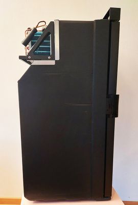 Kompakt 90-liters kylskåp med frysfack – 96 × 41,8 × 48 cm