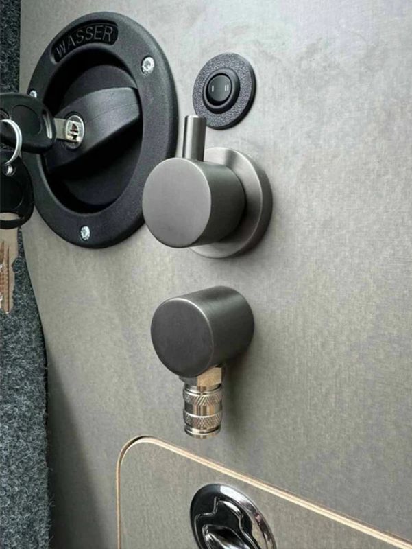 Queensize Camper varmvatten-duschset 1 Dark Edition
