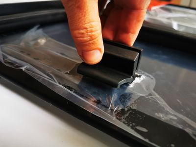Tonat skjutfönster – dubbelglas, slät yta, 3‑ramstruktur